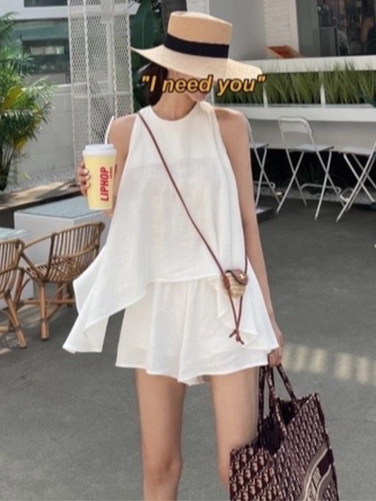 Street Fashion Now - Fashionable Sleeveless Wide Hem Vest Women's